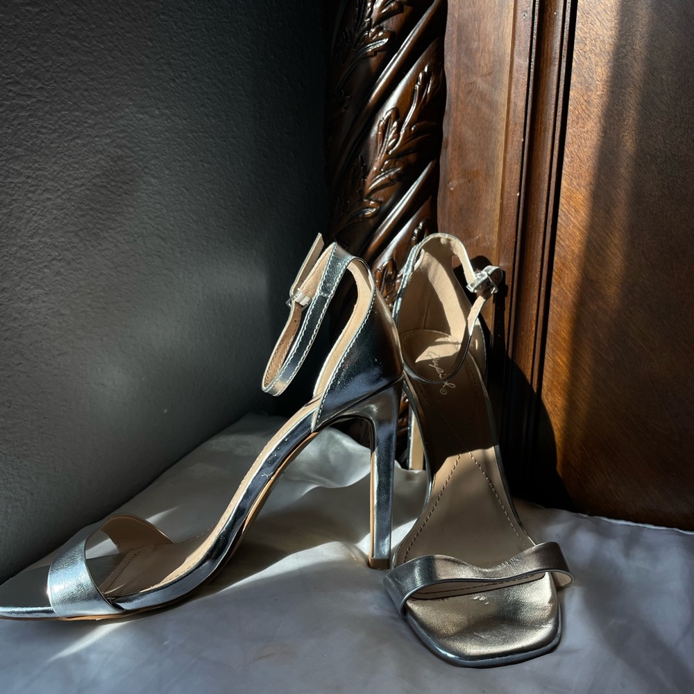 this high heels are brand new i’m located at austin they are in good condition